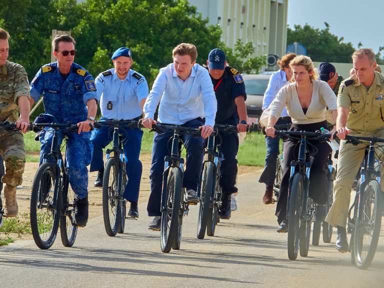 Minister van Defensie waarschuwt tijdens Caribisch werkbezoek voor geopolitieke spanningen en cyberdreigingen