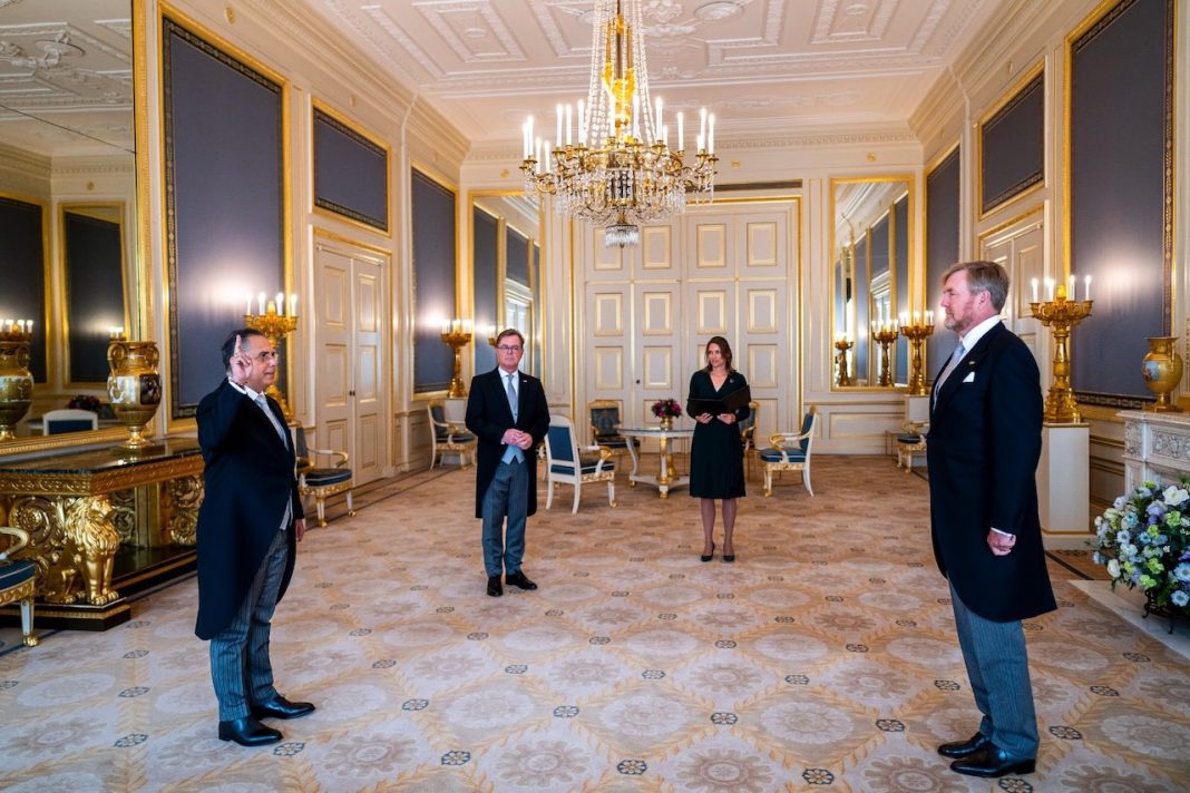 Koning beëdigt nieuwe gouverneur van Curaçao: mr. Mauritsz de Kort