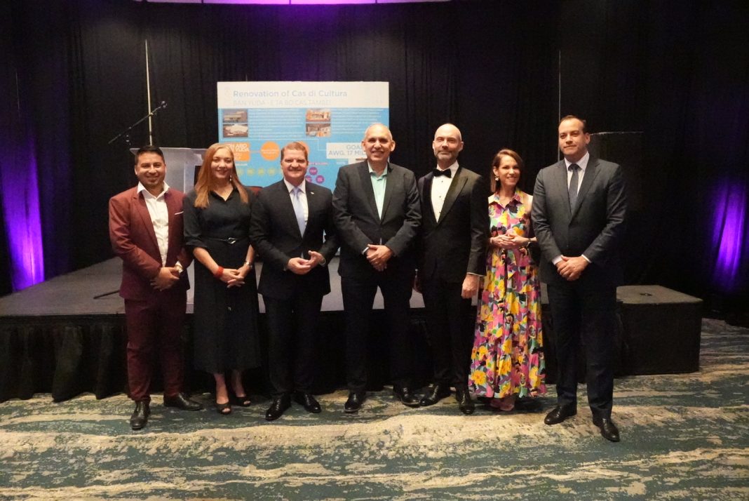 Feestelijke benefietavond voor renovatie Cas di Cultura verenigt Aruba en Nederland