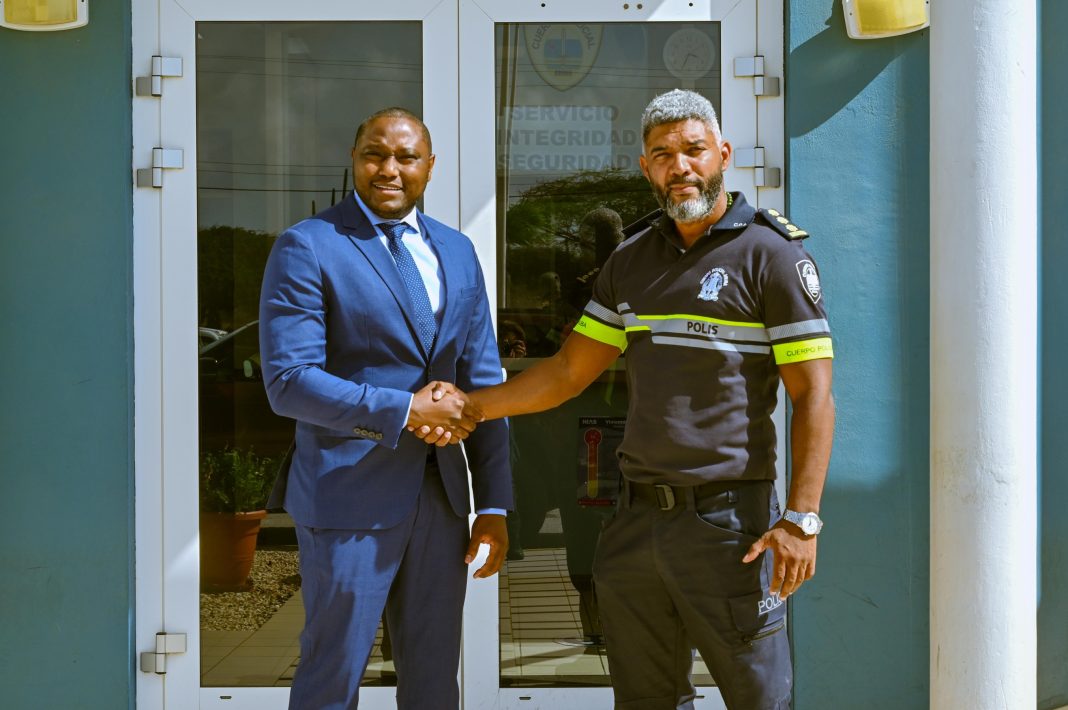 Minister van Justitie Curaçao brengt bezoek aan Korps Politie Aruba Minister van Justitie Curaçao brengt bezoek aan Korps Politie Aruba