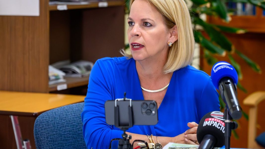 Wever-Croes veroordeelt aanvallen op ambtenaren en dringt aan op besluit in zaak-Mike de Meza Wever-Croes veroordeelt aanvallen op ambtenaren en dringt aan op besluit in zaak-Mike de Meza