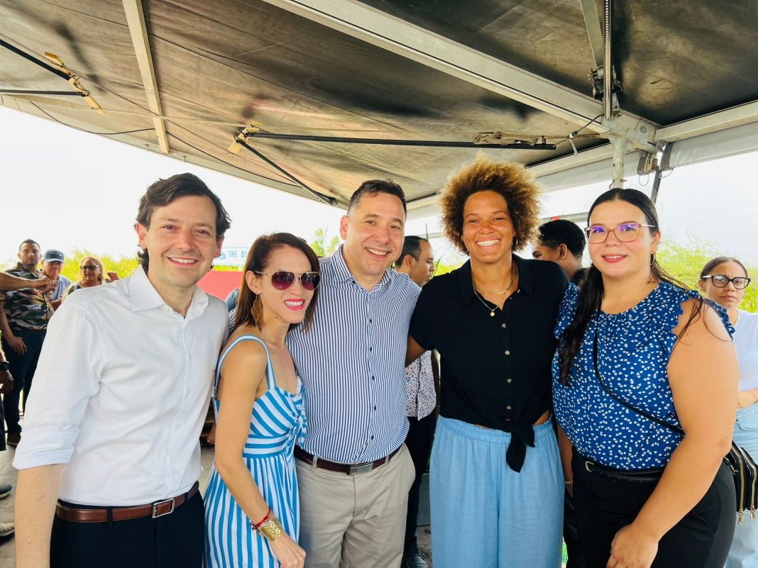 ATA eert windsurfkampioene Sarah-Quita Offringa met eigen strand ATA eert windsurfkampioene Sarah-Quita Offringa met eigen strand