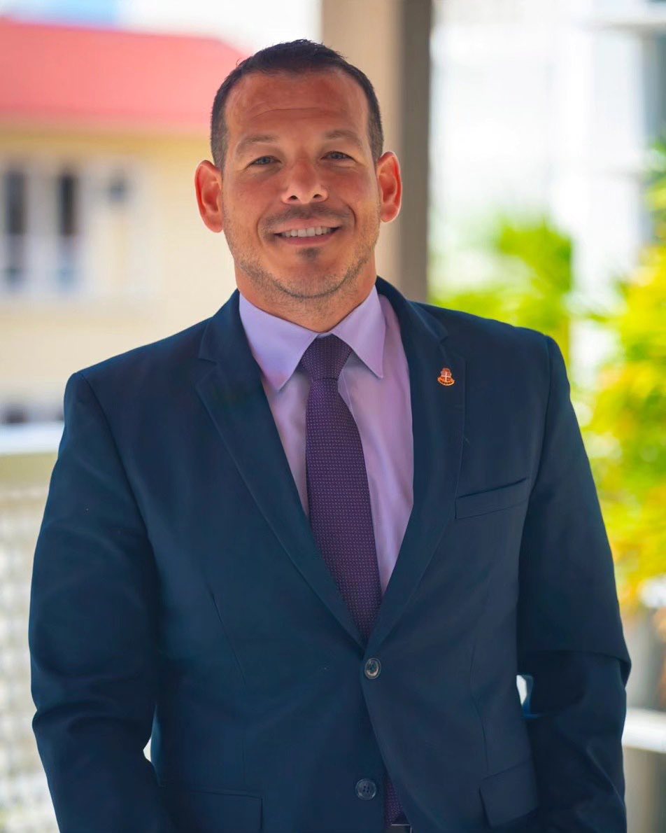 Rocco Tjon stelt vragen over vermeende politieke druk op Openbaar Ministerie Rocco Tjon stelt vragen over vermeende politieke druk op Openbaar Ministerie