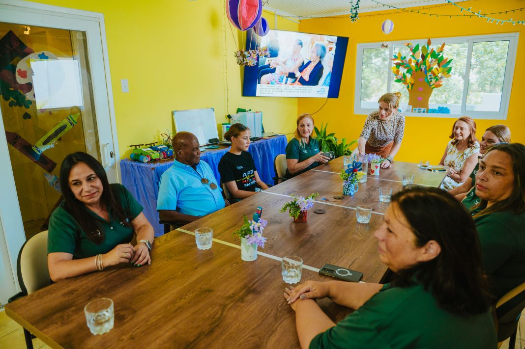 Aruba Bank schenkt AWG 100.000 aan Stichting CasMarie Aruba Bank schenkt AWG 100.000 aan Stichting CasMarie