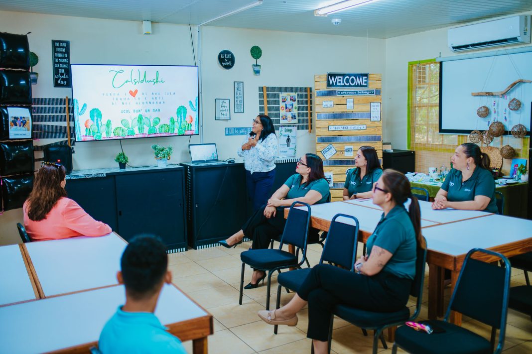 Aruba Bank doneert AWG 100.000 aan Scol Dun’un Man voor ‘The Kind Kitchen’ Aruba Bank doneert AWG 100.000 aan Scol Dun’un Man voor ‘The Kind Kitchen’