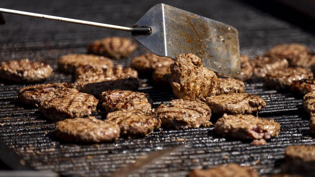 Restaurantbranche bereidt zich voor op druk burgerseizoen ondanks stijgende voedselprijzen (Picture by: assets.bwbx.io)