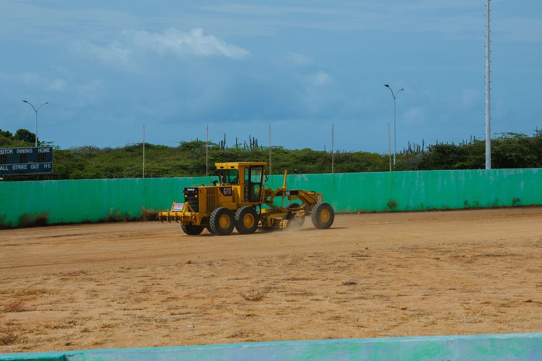 Minister Croes zet onderhoud sportvelden voort met werkzaamheden op Calbas, Duracell en Grasshoppers Minister Croes zet onderhoud sportvelden voort met werkzaamheden op Calbas, Duracell en Grasshoppers