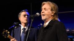 Stephen Colbert sluit The Late Show af met Paul McCartney als verrassingsgast (Picture by: ichef.bbci.co.uk)