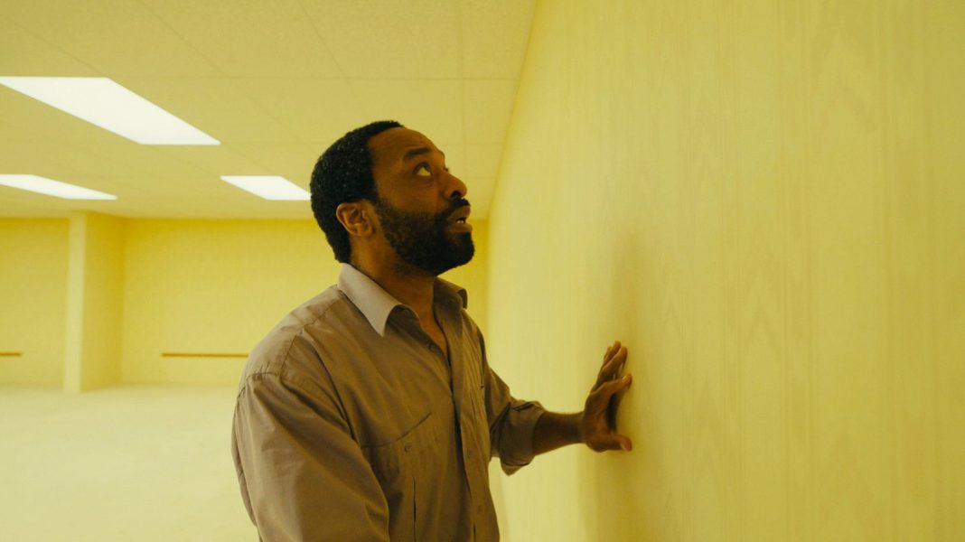 A24’s horrorfilm ‘Backrooms’ maakt indrukwekkend debuut met sterke kritieken A24's horrorfilm 'Backrooms' maakt indrukwekkend debuut met sterke kritieken (Picture by: slashfilm.com)