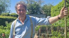 BBC wijst tuinpresentator Monty Don op kledingregels na reclamecontract BBC wijst tuinpresentator Monty Don op kledingregels na reclamecontract (Picture by: ichef.bbci.co.uk)