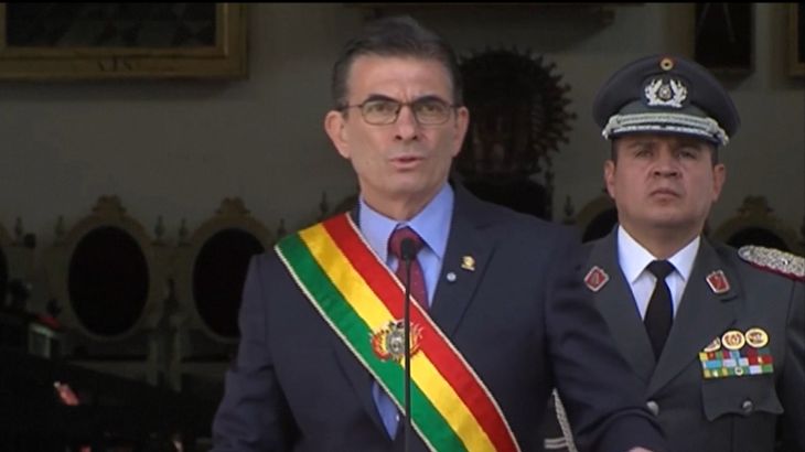 Boliviaanse president halveert eigen salaris te midden van aanhoudende protesten Boliviaanse president halveert eigen salaris te midden van aanhoudende protesten (Picture by: aljazeera.com)
