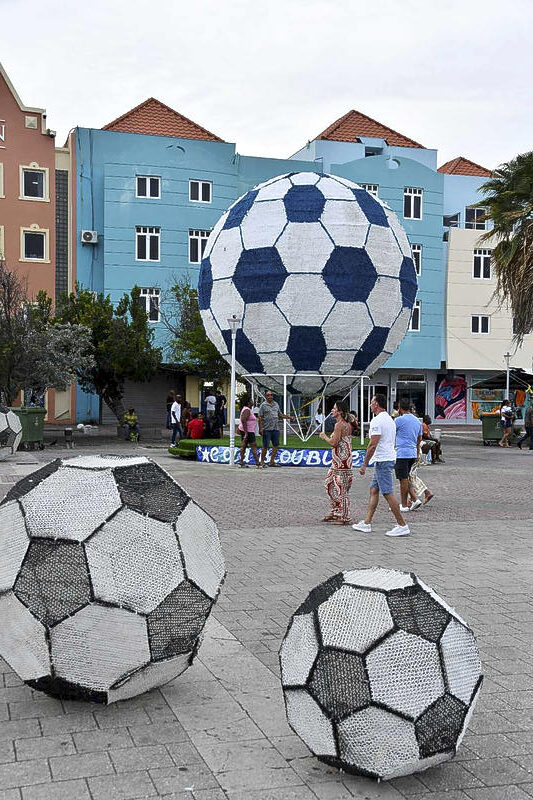 Brionplein wordt omgetoverd tot 'Blue Wave' ter ere van WK-deelname Curaçao (Picture by: extra.cw)