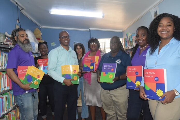 CLIMB Foundation schenkt wiskundeboeken aan bibliotheek Sint Maarten (Picture by: 721news.com)