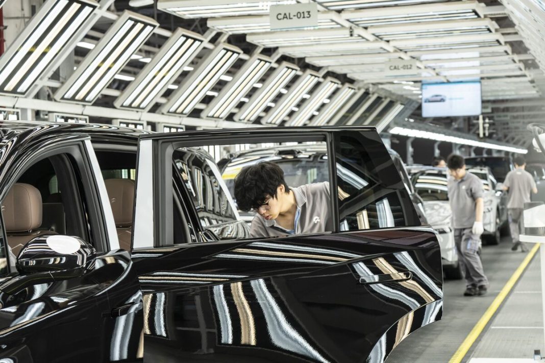 Chinese fabrieksactiviteit verzwakt in mei: waarschuwingssignaal voor economie (Picture by: assets.bwbx.io)