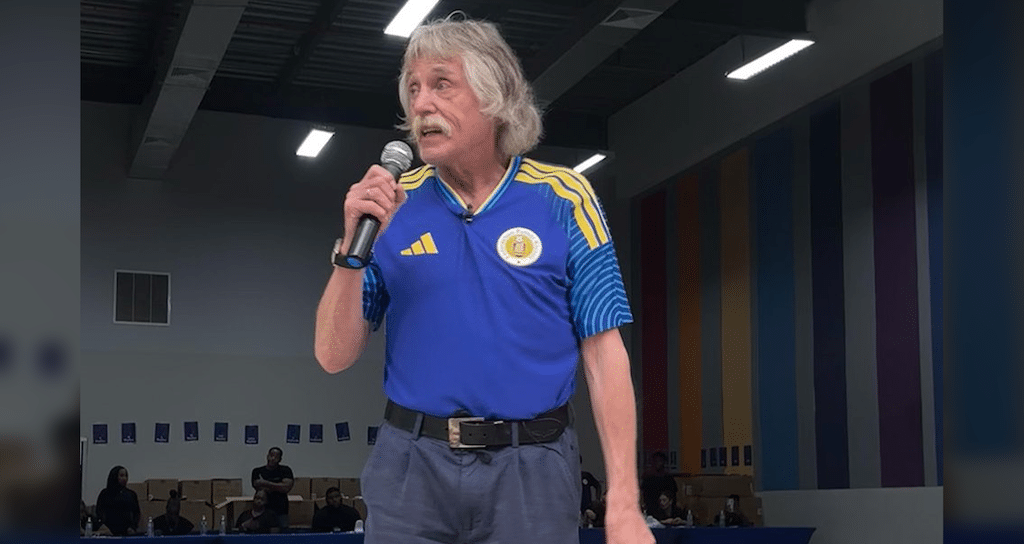 Curaçaose voetbalbond distantieert zich van Johan Derksen bij shirtpresentatie (Picture by: nu.cw)