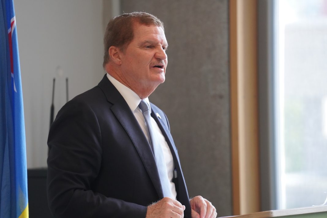 Premier Mike Eman zoekt contact met volgende generatie Arubaanse professionals in Nederland Premier Mike Eman zoekt contact met volgende generatie Arubaanse professionals in Nederland