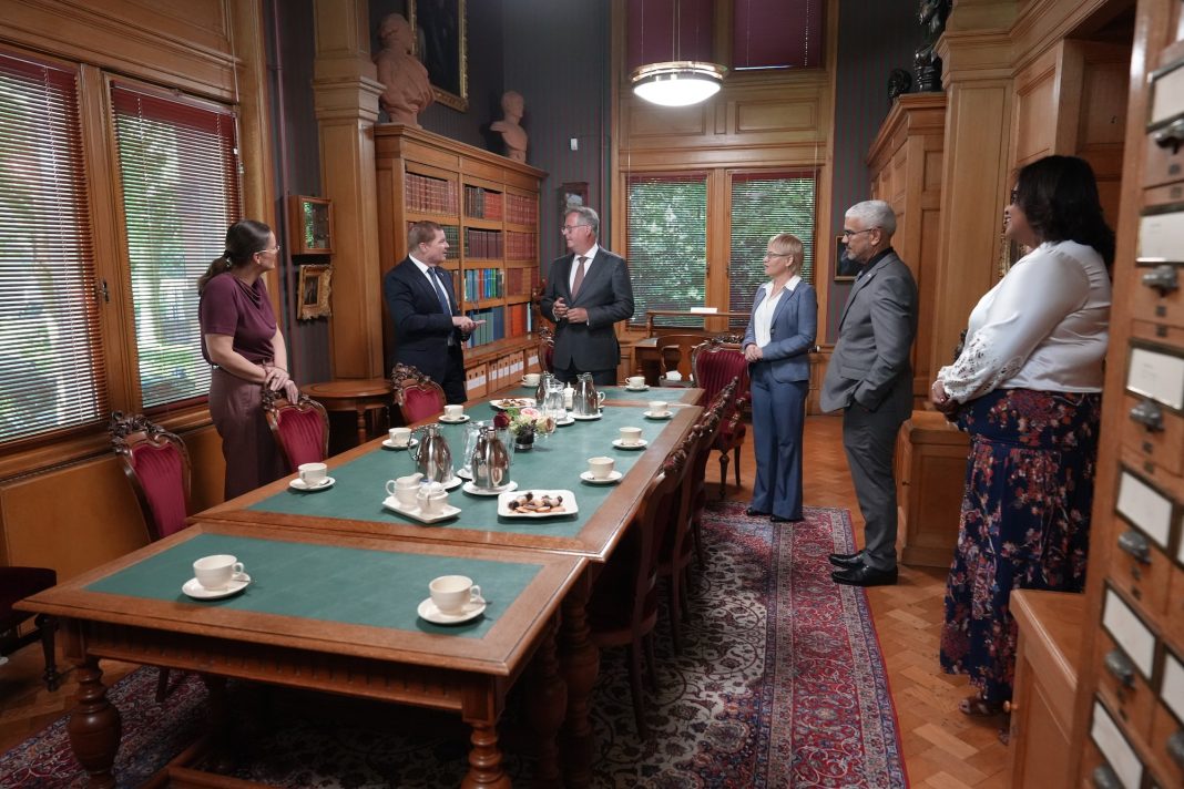 Premier Mike Eman bezoekt Koninklijk Huisarchief in Den Haag Premier Mike Eman bezoekt Koninklijk Huisarchief in Den Haag