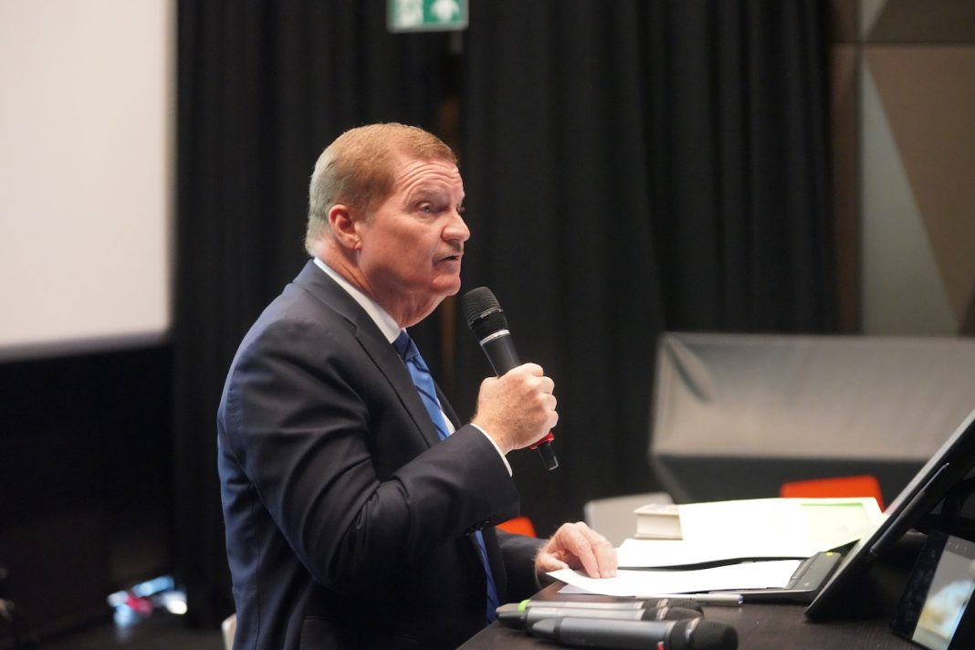 Mike Eman pleit in Amsterdam voor Koninkrijk gericht op het algemeen belang Mike Eman pleit in Amsterdam voor Koninkrijk gericht op het algemeen belang