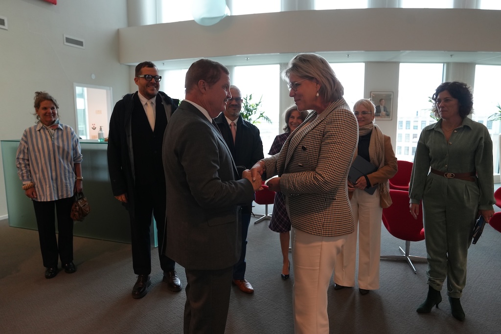Premier Mike Eman en minister Rianne Letschert versterken samenwerking op het gebied van cultuur en erfgoed Premier Mike Eman en minister Rianne Letschert versterken samenwerking op het gebied van cultuur en erfgoed