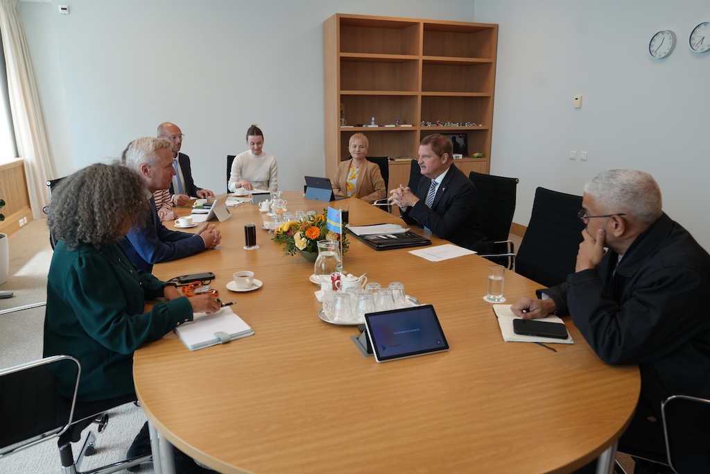 Overleg met staatssecretaris Eric van der Burg onderstreept samenwerking tussen Aruba en Nederland Overleg met staatssecretaris Eric van der Burg onderstreept samenwerking tussen Aruba en Nederland