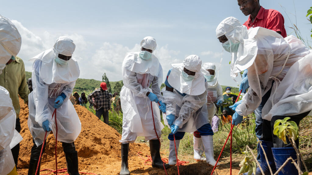 Ebola-uitbraak Congo: meer dan 900 verdachte gevallen te midden van hulpbezuinigingen Ebola-uitbraak Congo: meer dan 900 verdachte gevallen te midden van hulpbezuinigingen (Picture by: s.france24.com)