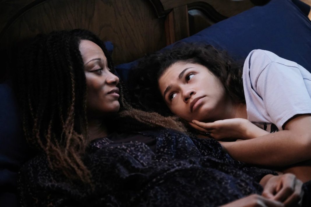 Euphoria seizoen 3: de opvallende afwezigheid van Rue's moeder (Picture by: variety.com)