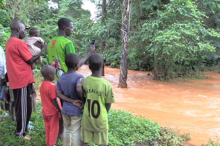 Guinea bezit ’s werelds grootste bauxietreserves, maar burgers blijven arm Guinea bezit 's werelds grootste bauxietreserves, maar burgers blijven arm (Picture by: aljazeera.com)