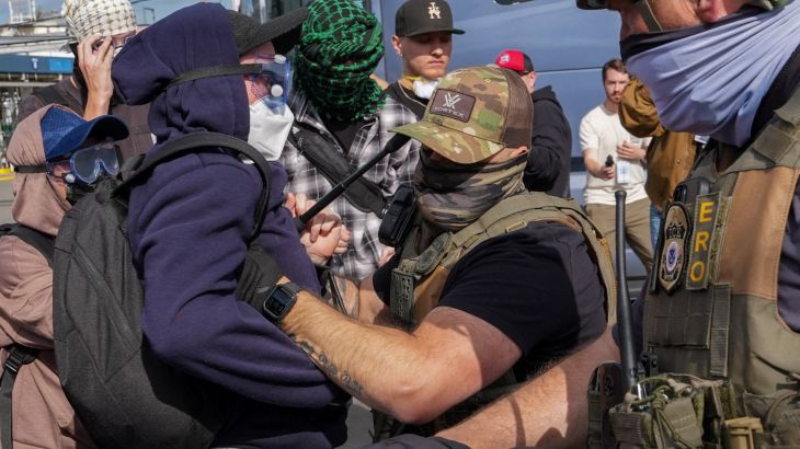 ICE-agenten zetten pepperspray in tegen demonstranten bij detentiecentrum New Jersey (Picture by: aljazeera.com)
