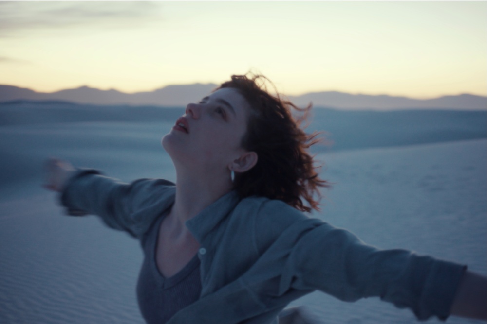 Film ‘I’ll Be Gone in June’: Europese tiener vindt zichzelf in Amerika Film 'I'll Be Gone in June': Europese tiener vindt zichzelf in Amerika (Picture by: variety.com)