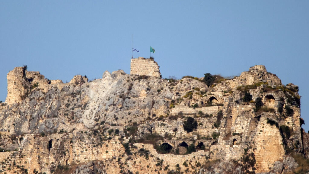 Israël hijst vlag op middeleeuws kasteel in Zuid-Libanon Israël hijst vlag op middeleeuws kasteel in Zuid-Libanon (Picture by: s.france24.com)