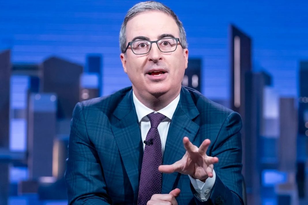 John Oliver hekelt mislukt Freedom 250-concert van Trump (Picture by: variety.com)