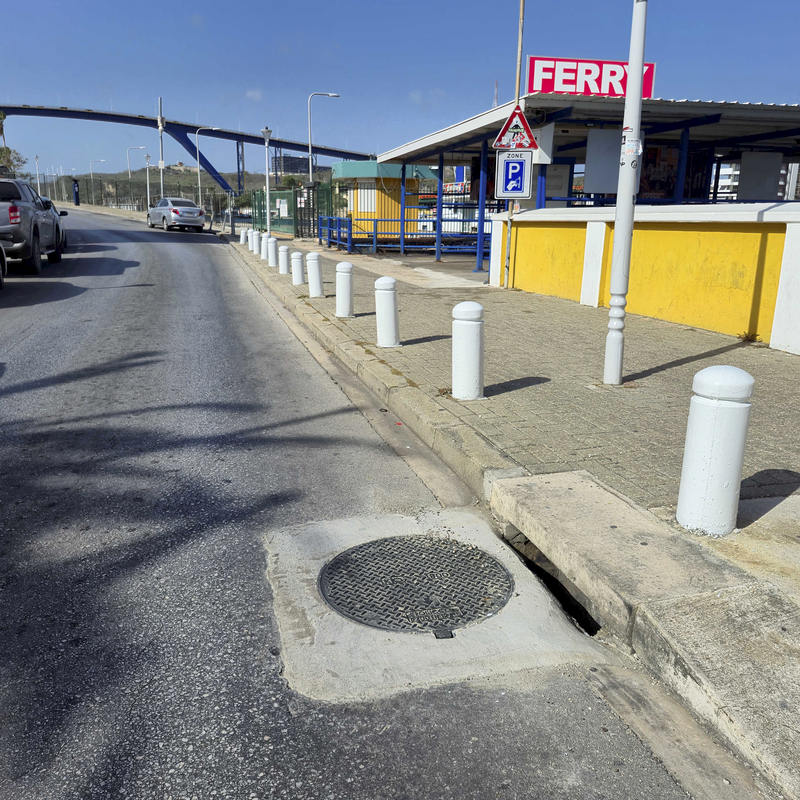 Kapotte rioolputdeksels in De Rouvilleweg zijn gerepareerd (Picture by: extra.cw)