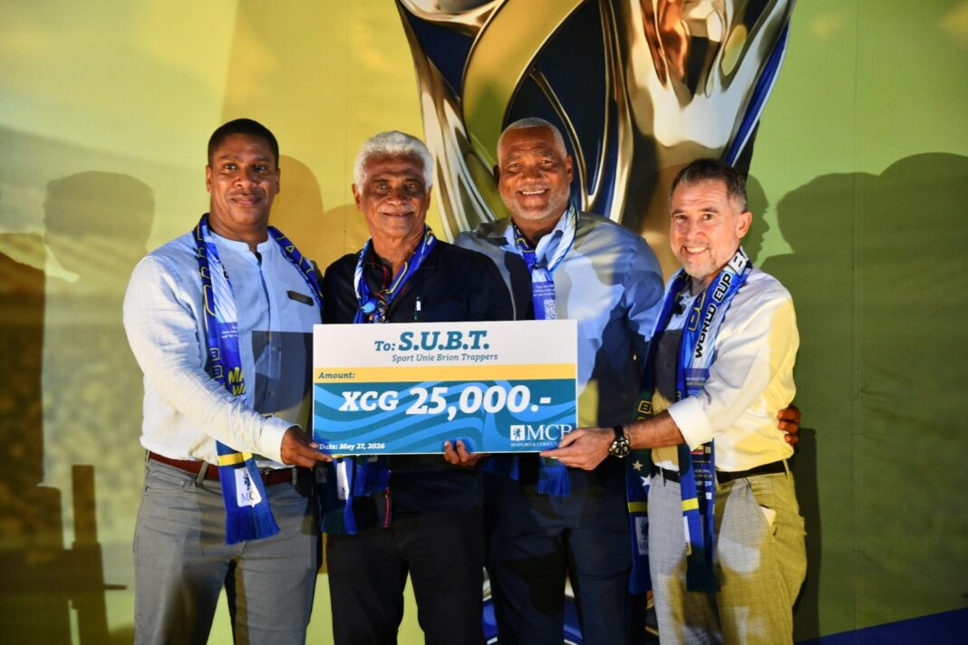 MCB verrast voetbalclub SUBT met donatie van 25.000 gulden MCB verrast voetbalclub SUBT met donatie van 25.000 gulden (Picture by: extra.cw)