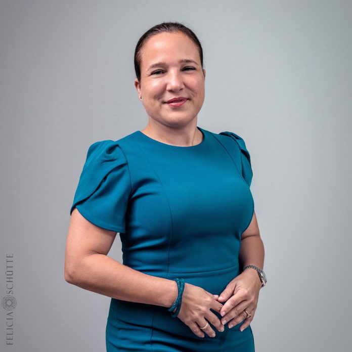 Oud-parlementslid Nina de Heyer pleit voor strengere regels rond alcohol en tabak (Picture by: extraboneiru.com)