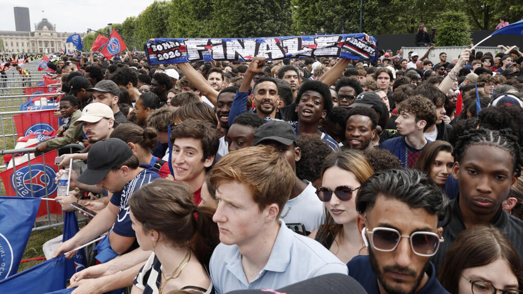 PSG-fans stromen toe bij Eiffeltoren voor huldiging Champions League-winst (Picture by: s.france24.com)