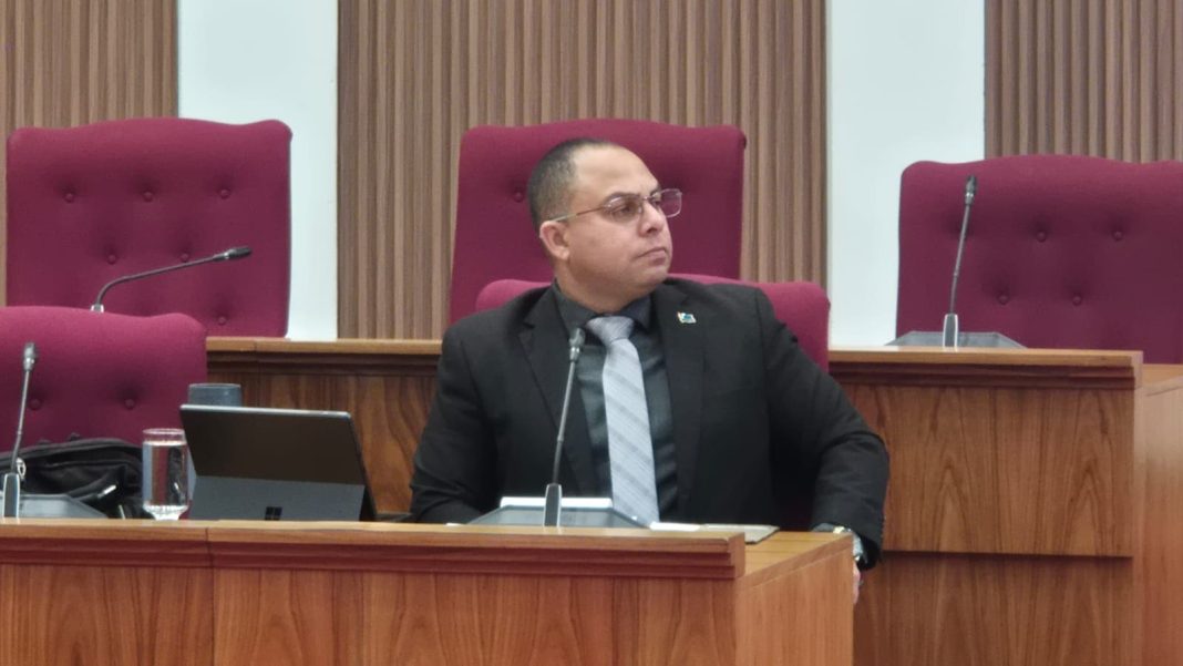 Parlementariër Pieters (PPA) uit zorgen over onderwijs tijdens overleg met Inspectiedienst (Picture by: 24ora.com)