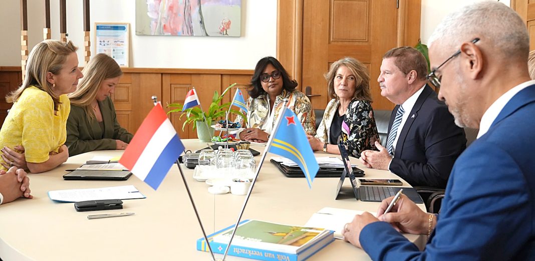 Premier Eman bespreekt klimaat en natuur met minister Van Veldhoven in Den Haag Premier Eman bespreekt klimaat en natuur met minister Van Veldhoven in Den Haag (Picture by: diario.aw)