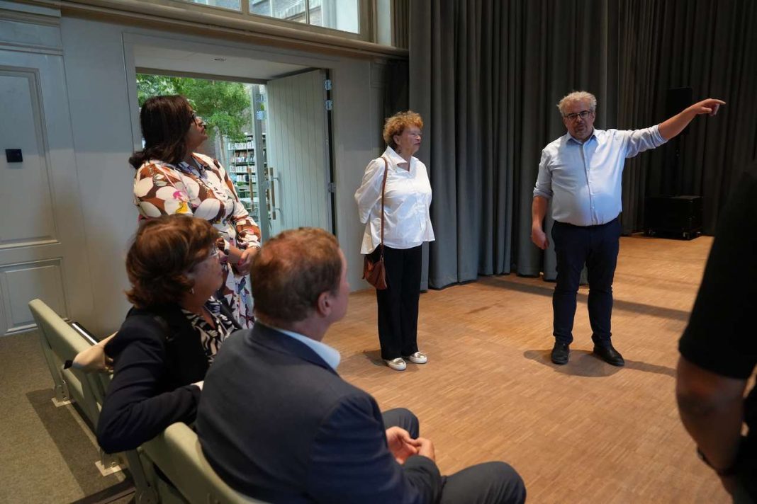 Premier Eman bezoekt cultureel centrum Huis73 in Den Bosch als mogelijke inspiratiebron voor Aruba (Picture by: 24ora.com)
