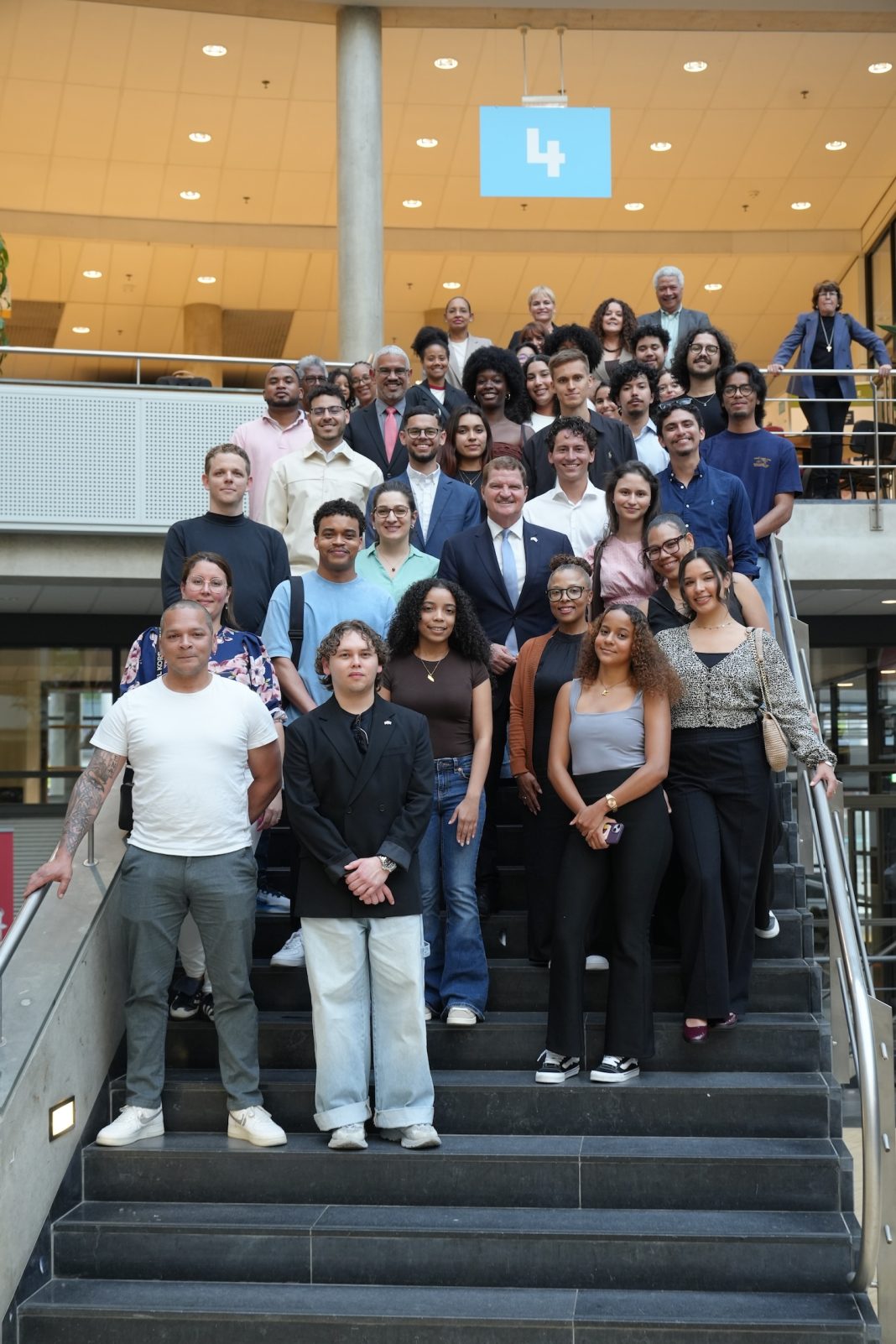 Premier Eman ontmoet Arubaanse studenten en jonge professionals in Den Haag Premier Eman ontmoet Arubaanse studenten en jonge professionals in Den Haag (Picture by: solodipueblo.com)
