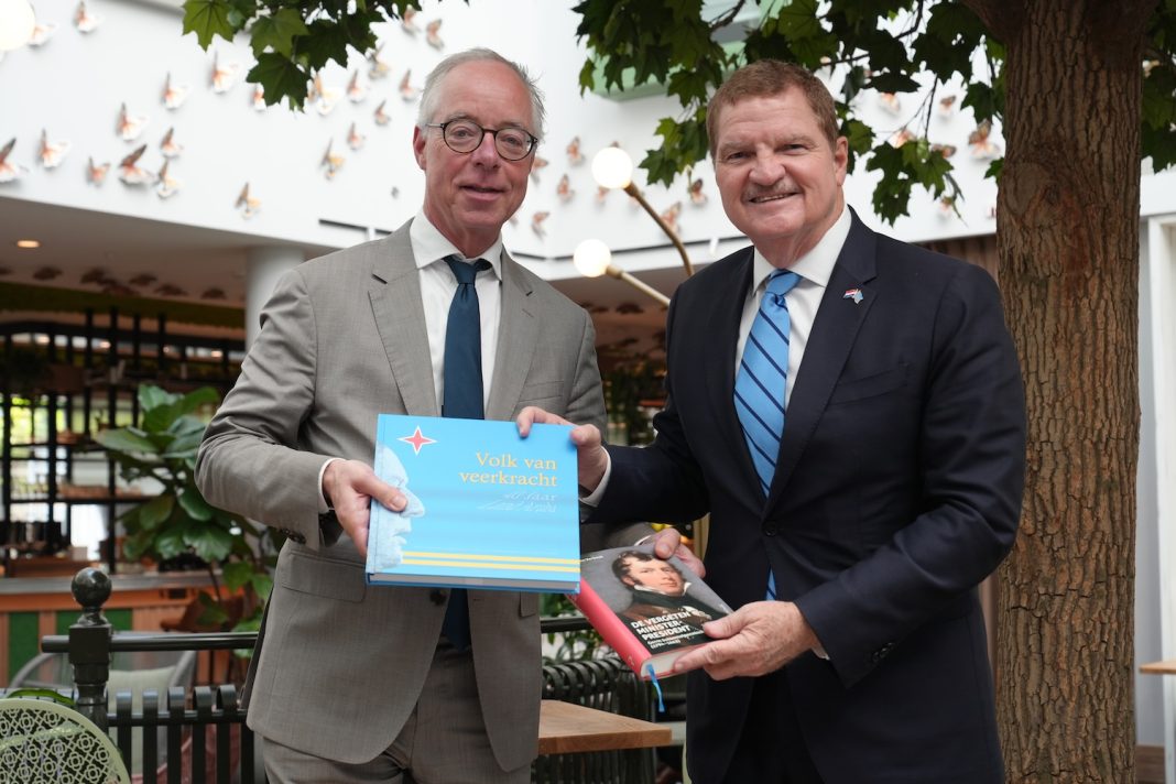 Premier Eman ontmoet schrijver Verbeek tijdens officieel bezoek aan Nederland Premier Eman ontmoet schrijver Verbeek tijdens officieel bezoek aan Nederland (Picture by: diario.aw)