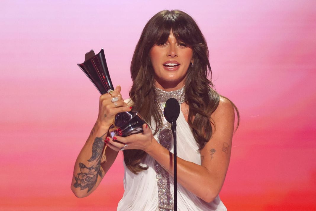 Ella Langley grote winnaar ACM Awards met zeven prijzen; Cody Johnson wint Entertainer of the Year (Picture by: variety.com)