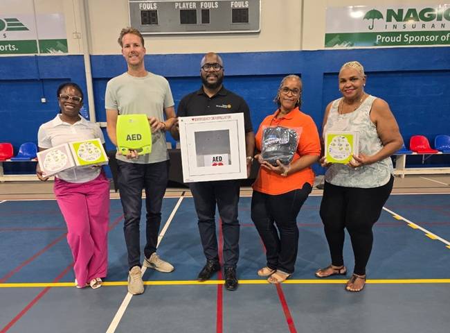 Rotary Club schenkt AED-defibrillator aan Nationaal Instituut voor Sport op Sint Maarten (Picture by: 721news.com)