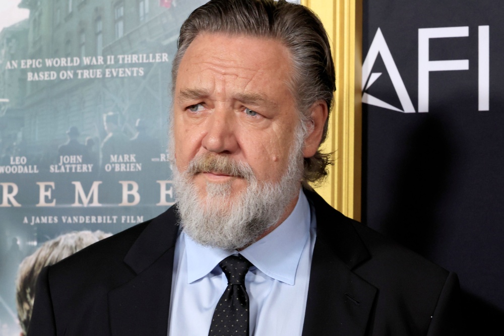 Russell Crowe waarschuwt handtekeningenjagers in Parijs: 'Bij onbeleefd gedrag vertrek ik' (Picture by: variety.com)