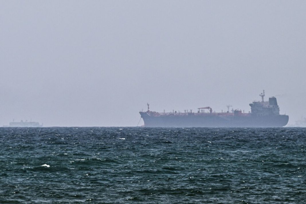 Scheepvaart door Straat van Hormuz valt bijna stil na vertrek supertankers (Picture by: assets.bwbx.io)