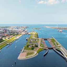 Storing bij IJmuiden: brug over Zuidersluis gestremd tot dinsdag Storing bij IJmuiden: brug over Zuidersluis gestremd tot dinsdag (Picture by: nu.cw)