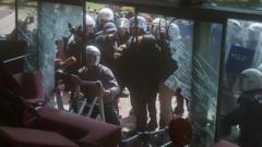 Turkse oproerpolitie bestormt hoofdkwartier oppositiepartij na afzetting leiders Turkse oproerpolitie bestormt hoofdkwartier oppositiepartij na afzetting leiders (Picture by: ichef.bbci.co.uk)
