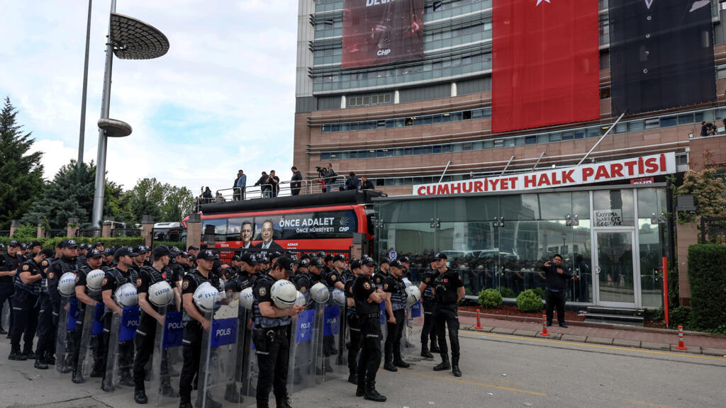 Turkse oproerpolitie verdrijft oppositieleider met traangas uit partijhoofdkwartier (Picture by: s.france24.com)