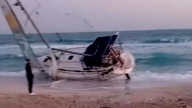 Verlaten hulpboot spoelt aan op Egyptisch strand na Israëlische onderschepping (Picture by: aljazeera.com)
