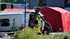 Vier doden bij botsing tussen trein en schoolbus in Belgisch Buggenhout Vier doden bij botsing tussen trein en schoolbus in Belgisch Buggenhout (Picture by: ichef.bbci.co.uk)