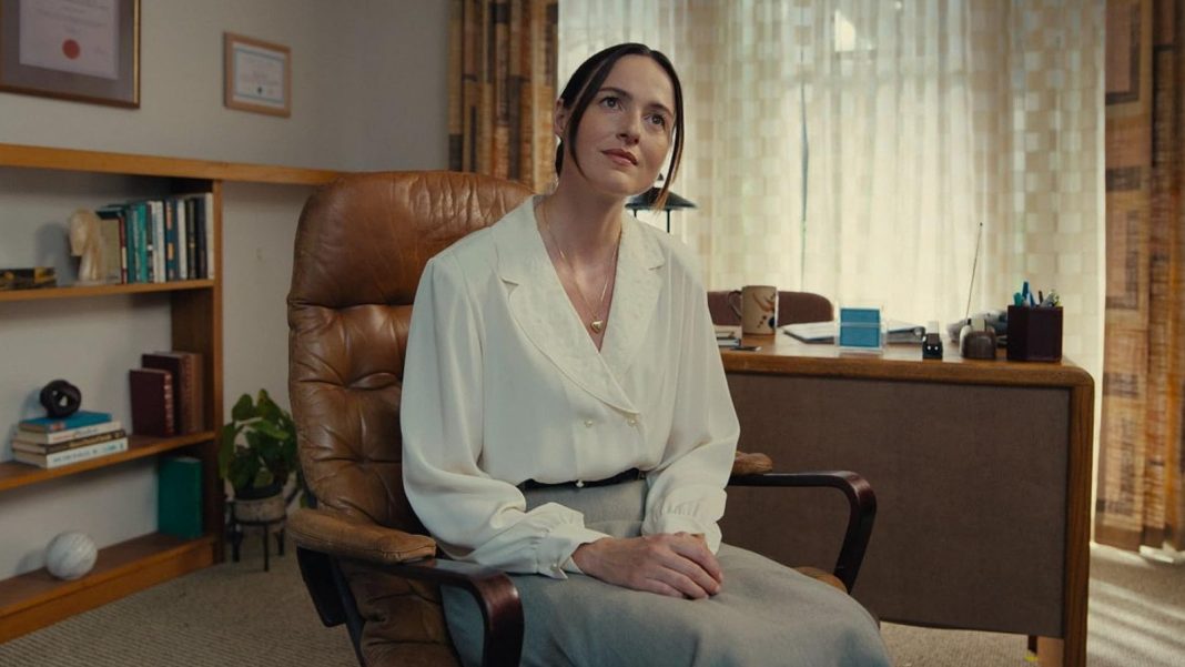 Waarom actrice Renate Reinsve zo bekend voorkomt in de horrorfilm Backrooms (Picture by: slashfilm.com)